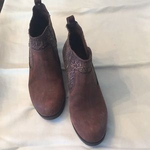 Leather ankle bootie